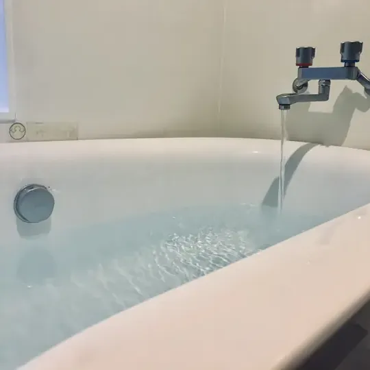 お湯をためている浴槽（イメージ）